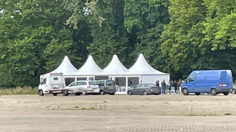 De tenten zijn neergezet door de gemeente en worden later deze week weer afgebroken (foto: Omroep Brabant).