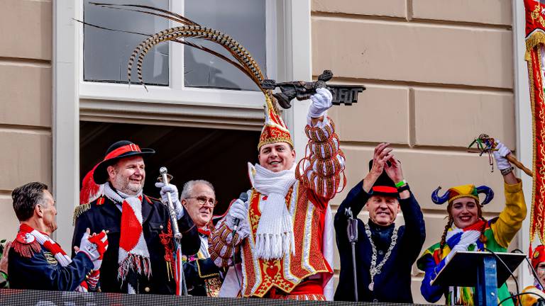 Priens Wiebe I met de sleutel van Tullepetaonestad (foto: EYE4images/Marcel van Dorst).