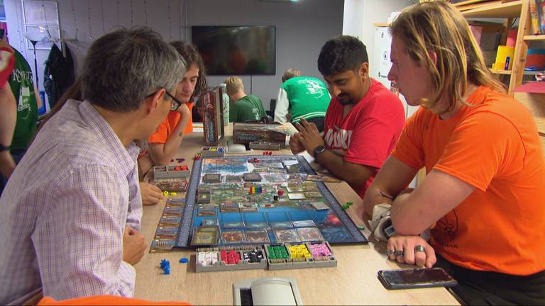Tijdens het alternatieve programma van de introweek spelen studenten bijvoorbeeld bordspellen (foto: Omroep Brabant).