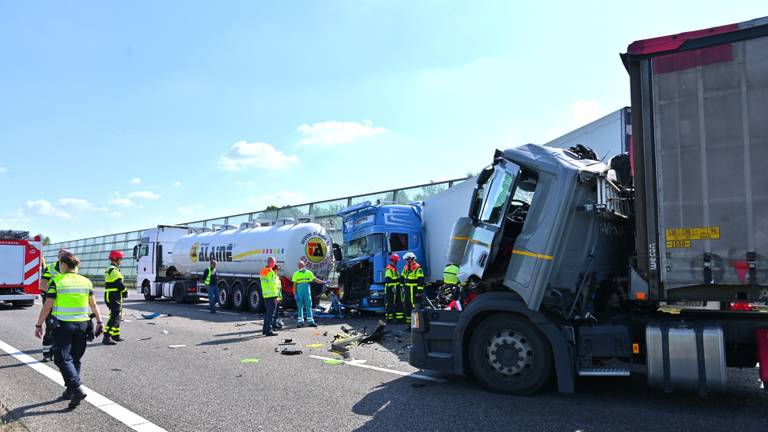 Meerdere vrachtwagens waren bij het ongeval betrokken (foto: Tom van der Put/SQ Vision).
