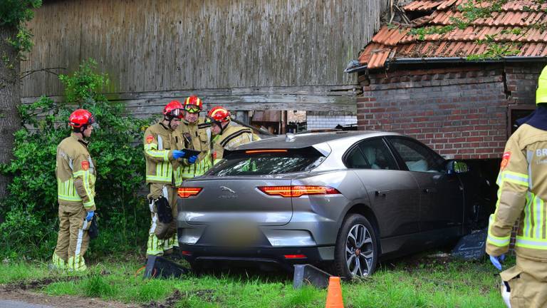 De auto ramde een deel van de gevel eruit. (Foto: Johan Bloemers / SQ Vision Mediaprodukties)