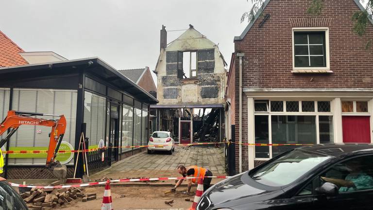 Het gevaar zit volgens de gemeente in het feit dat de restanten van het afgebrande gebouw op de panden in de buurt zou kunnen belanden (foto: Jos Verkuijlen).
