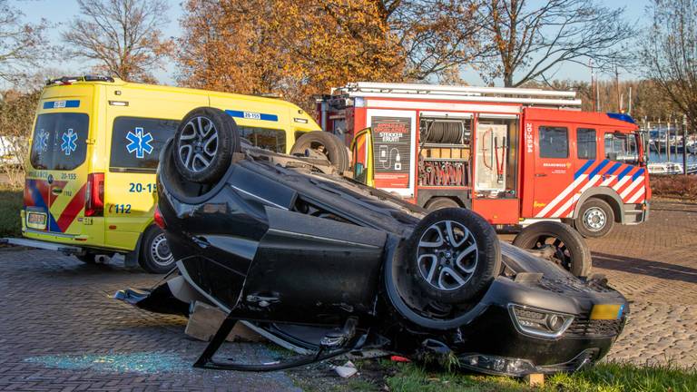 De auto belandde op de kop (foto:SQVision)