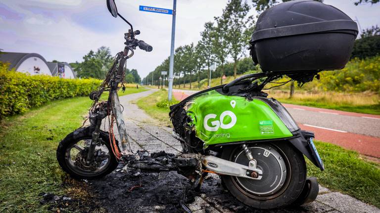 4 deelscooters afgebrand in anderhalf uur tijd, vermoedelijk brandstichting