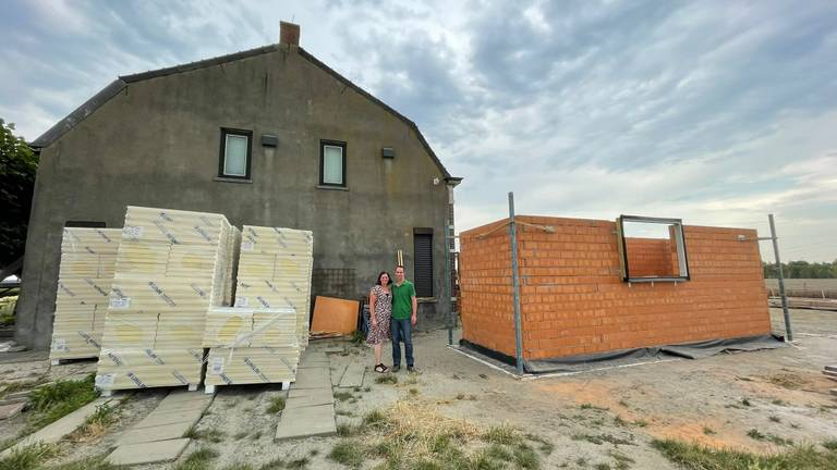 Eric-Jan en Lieke voor hun oude én nieuwe huis.