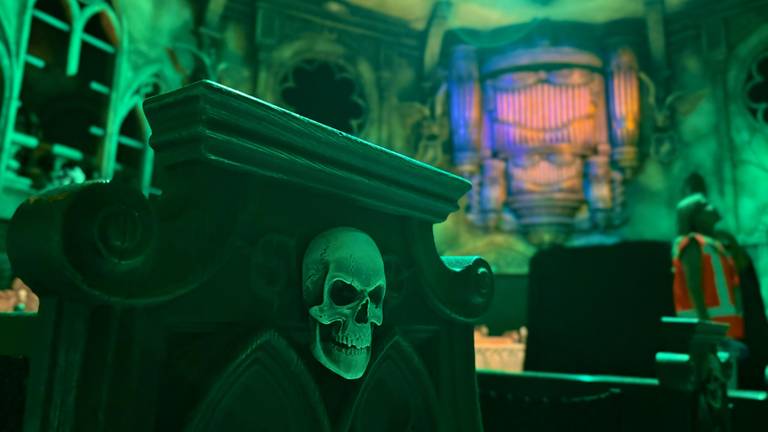 Doodskoppen 'versieren' de koorbanken, op de achtergrond het immense orgel (foto: Sven de Laet).