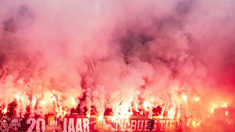 Supporters van Willem II tijdens de kampioenswedstrijd afgelopen seizoen (foto: Joris Verwijst/Orange Pictures)