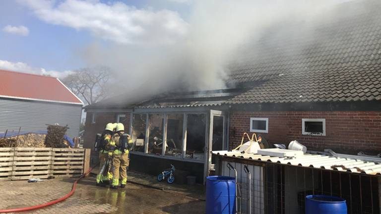 De brandweer bezig met het blussen (foto: Veiligheidsregio Midden- en West-Brabant).