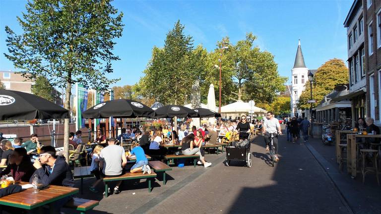 Toen de terrasjes nog afgeladen vol zaten in Breda (foto: archief).