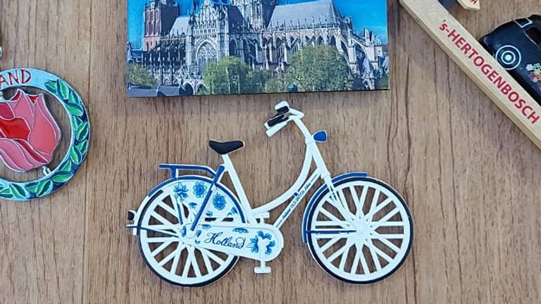 Souvenirtjes uit Den Bosch met het gewilde fietsmagneetje (foto: Maaike Neuféglise).