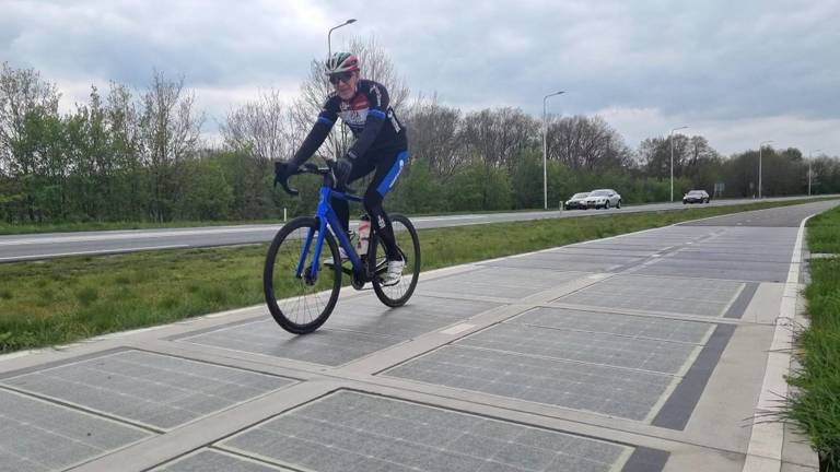 Een stukje proefstrook van het zonnefietspad in Oirschot (foto: Collin Beijk)