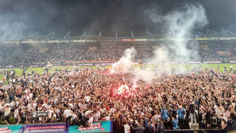 Supporters op het veld bij Willem II. (Foto: Leon Voskamp)