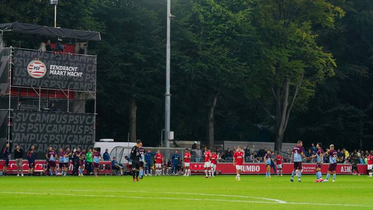 Jong PSV- Helmond Sport werd even stilgelegd (Foto: Orange Pictures)