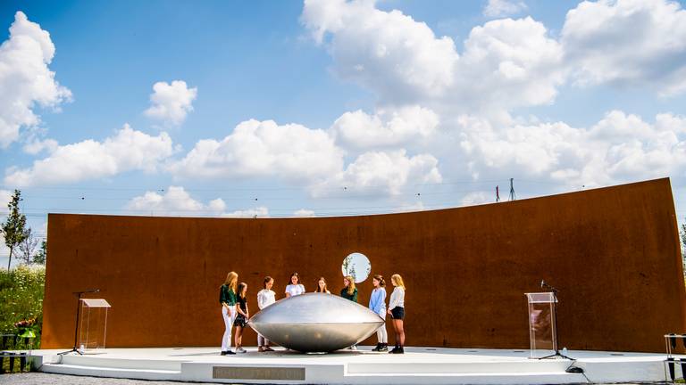 Acht vriendinnen lezen een gedicht voor tijdens de herdenking, vorig jaar, van de MH17-ramp (foto: ANP / Frank van Beek).