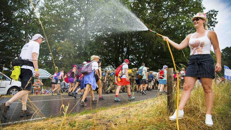 Wandelaars krijgen verkoeling tijdens de Vierdaagse in 2018 (archieffoto: ANP / Piroschka van de  Wouw).