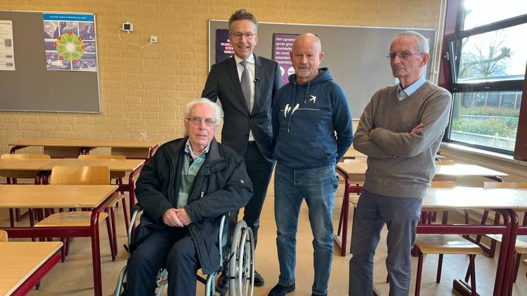 Jeroen Dijsselbloem met docenten en de rector van vroeger (foto: Rogier van Son).