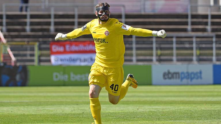 Vincent Müller in actie met gezichtsmasker (foto: Hollandse Hoogte).