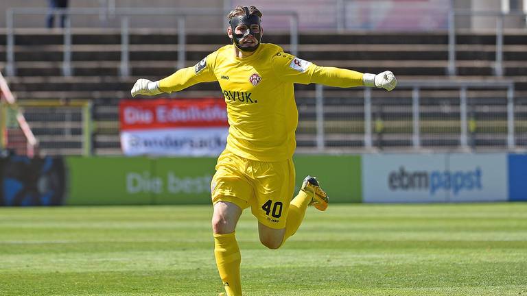 Vincent Müller in actie met gezichtsmasker (foto: Hollandse Hoogte).