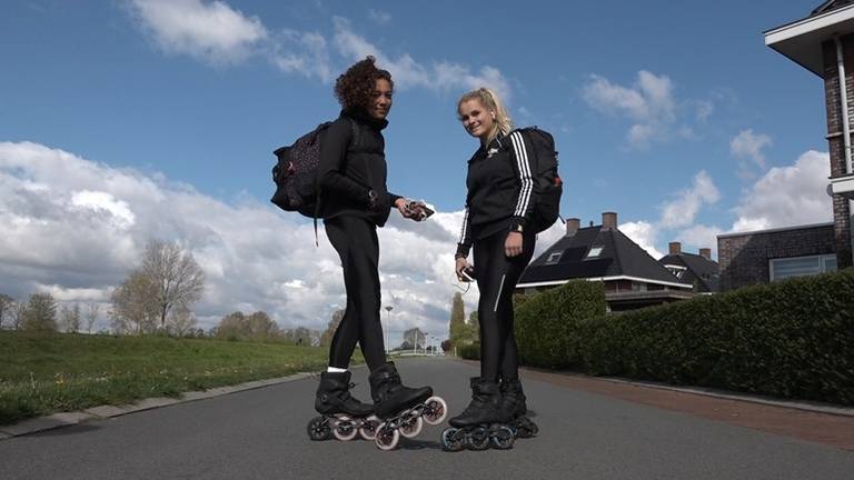 Ruby en Sacha leggen 600 kilometer af op de skeelers. (Foto: RTV Drenthe)