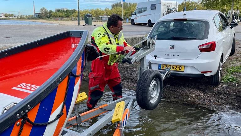 Christian Mouws van de reddingsbrigade met zijn eigen auto (foto: Erik Peeters).