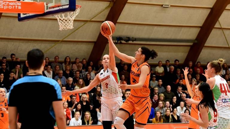 Strenge coronaregels voor basketbalsters op weg naar EK ...