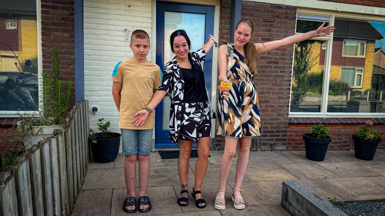 Sem (12) moeder Ramona en Veerle (14) zijn helemaal blij met de Gouden Kermispas