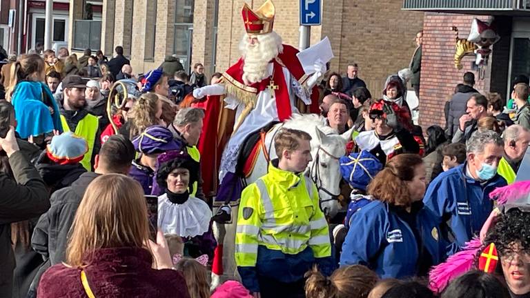 Sinterklaas kreeg in Tilburg zondag een warm onthaal (foto: Tonnie Vossen).