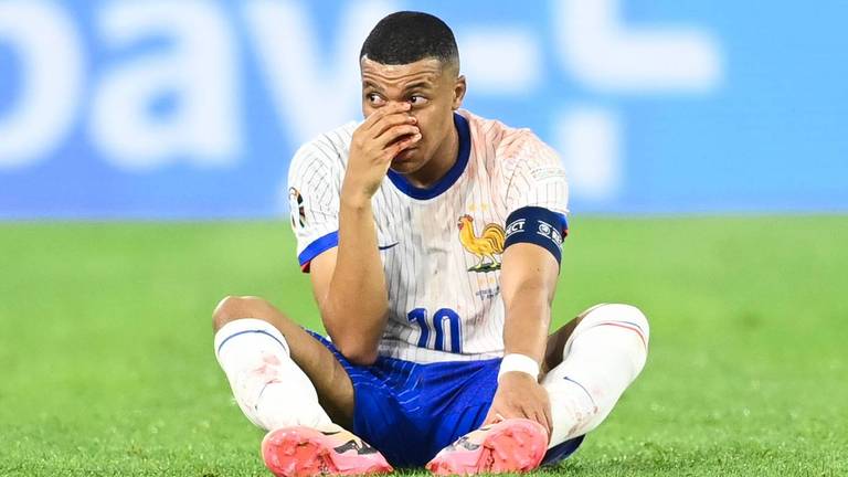 Kylian Mbappé brak maandagavond zijn neus (foto: ANP).