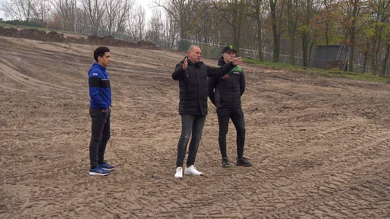 Organisator Dollevoet met de coureurs Coldenhoff en Van de Moosdijk in Oss (foto: Omroep Brabant).