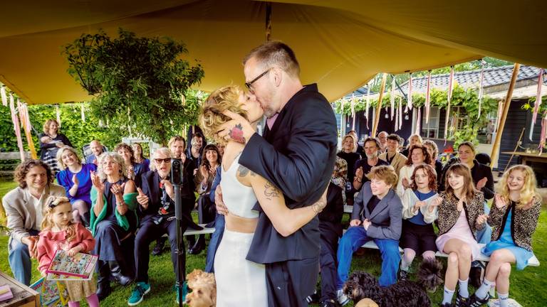 Jacqueline trouwde na 25 jaar verkering met haar grote liefde Ivo Maissan (foto: Ben Houdijk).