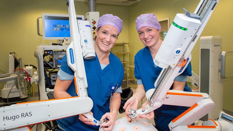 ETZ-gynaecologen Petra Janssen en Femke Wilms zijn enthousiast over robot Hugo (foto: ETZ Fotografie & Film).