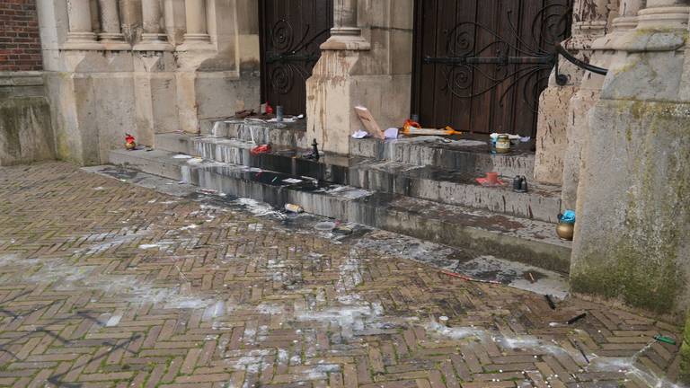 Net gerestaureerde kerk besmeurd: 'Alles is doordrenkt met verf'