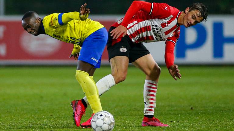 Kristófer Kristinsson (Jong PSV, r.) en doelpuntenmaker Issa Kallon (l.), (foto: Orange Pictures).