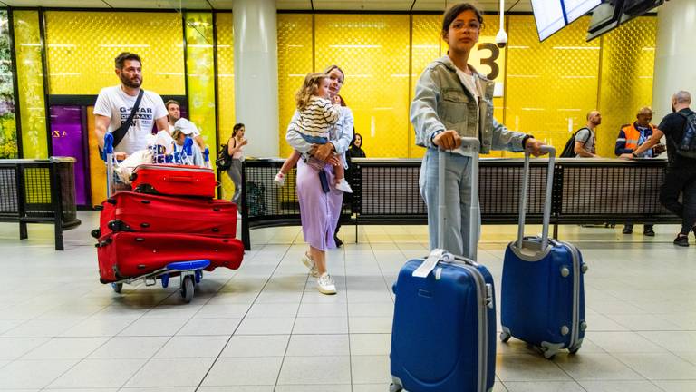 Vakantiegangers komen terug uit Rhodos (foto: ANP)