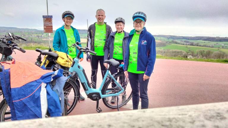 Gerda en het e-biketeam (eigen foto).