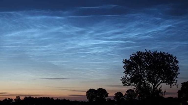 Lichtende nachtwolken boven Gilze (foto: Wouter van Bernebeek).
