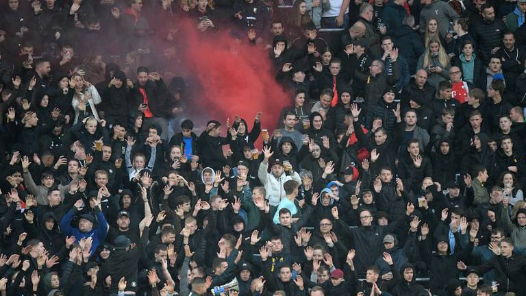Supporters bij het duel tussen FC Utrecht en Willem II (foto: ANP)