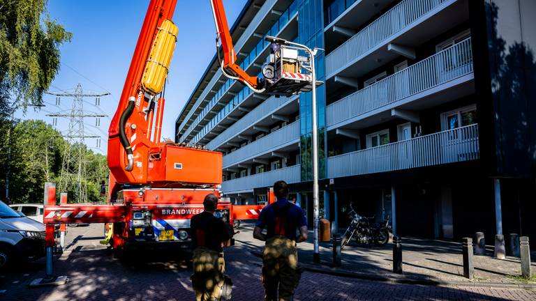 De hoogwerker van de brandweer kwam goed van pas toen de lift het niet deed (foto: Jack Brekelmans/SQ Vision).