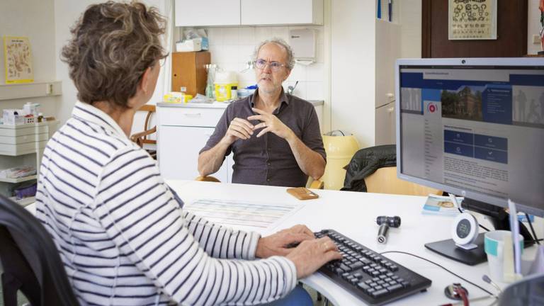 Een man bij de huisarts (foto ter illustratie: ANP).