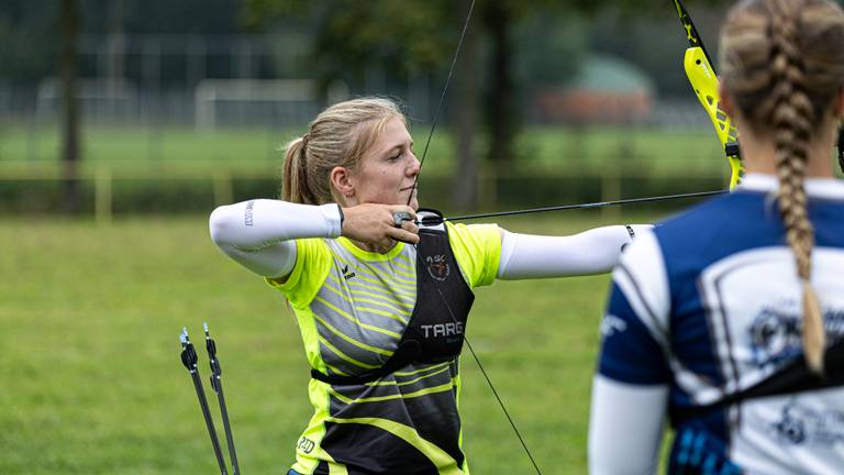 Handboogschuttter Fleur van de Ven. 