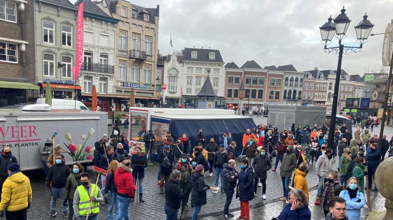 De markt in Den Bosch werd dinsdagochtend opgeruimd (Hotel Central in het midden aan de overkant)