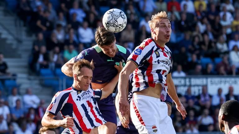 Marco van Ginkel probeert te koppen tussen Freek Heerkens en Ulrik Jensen (foto: Orange Pictures).