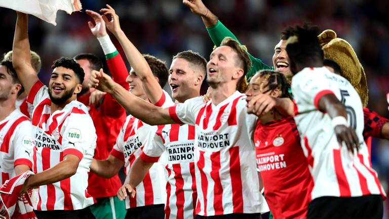 PSV-spelers vieren het feestje na afloop van de wedstrijd (Foto: ANP)