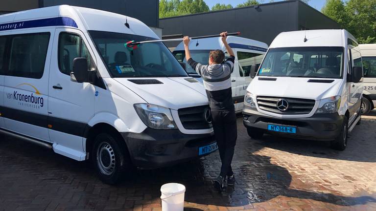 Taxibusjes worden schoongespoten, want het leerlingenvervoer gaat weer beginnen