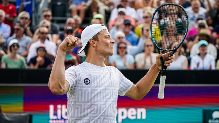 Tim van Rijthoven viert zijn overwinning in de halve finale (Foto: OrangePictures)