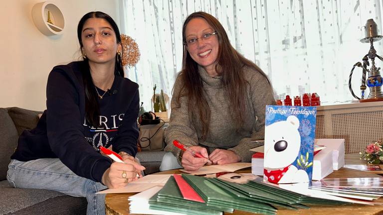 Alyshia en Anita schrijven honderden kerstkaarten voor eenzame wildvreemden (foto: Jan Peels)