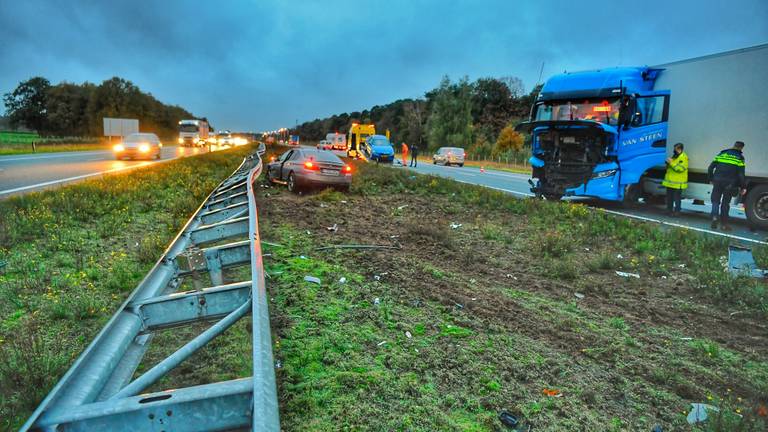 Hoe het ongeluk op de A67 bij Hapert kon gebeuren, wordt onderzocht (foto: Rico Vogels/SQ Vision).