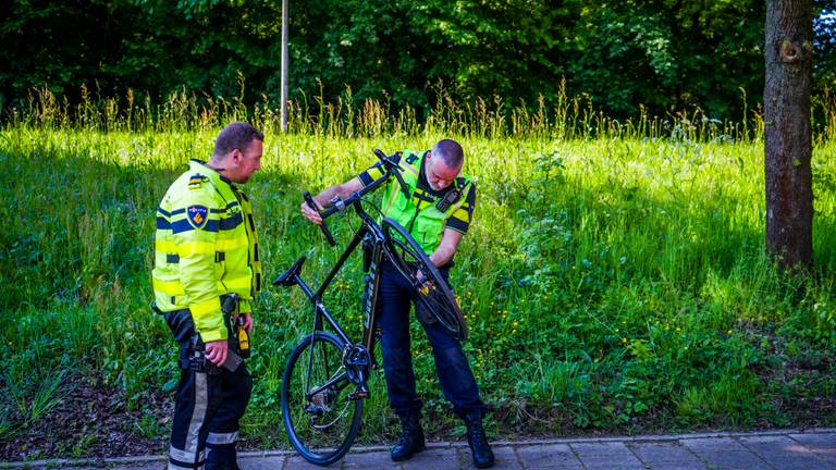 Agenten doen onderzoek naar wat de fietser in Eindhoven overkomen kan zijn (foto: SQ Vision).
