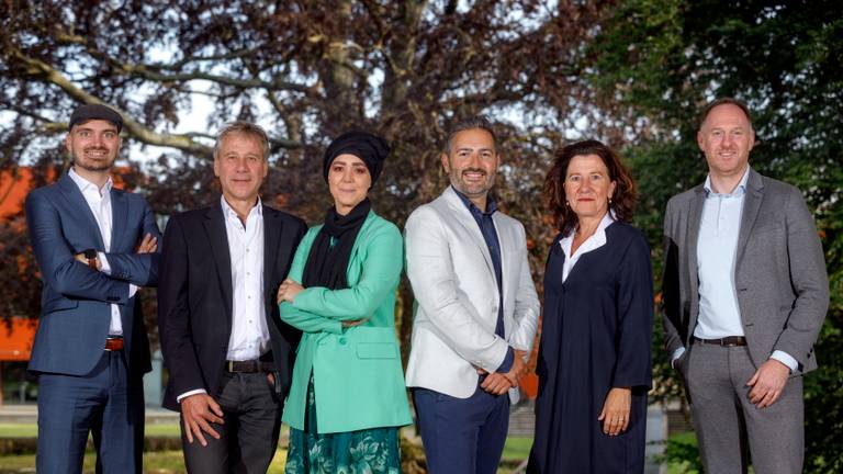 De wethouders: Maarten van Asten (VVD), Rick Grashoff (GL), Esmah Lahlah (GL), Yusuf Çelik (PvdA), Marcelle Hendrickx(D'66) en D66'er Bas van der Pol (foto: Dolph Cantrijn/gemeente Tilburg).