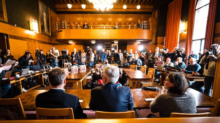 Grote drukte op de persconferentie over de eerste coronapatiënt in Tilburg. Rechts: Ariene Rietveld. Foto: ANP